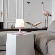 Koziol-Light-to-go-Akku-Tischleuchte-organic-pink-Situation-1.jpg